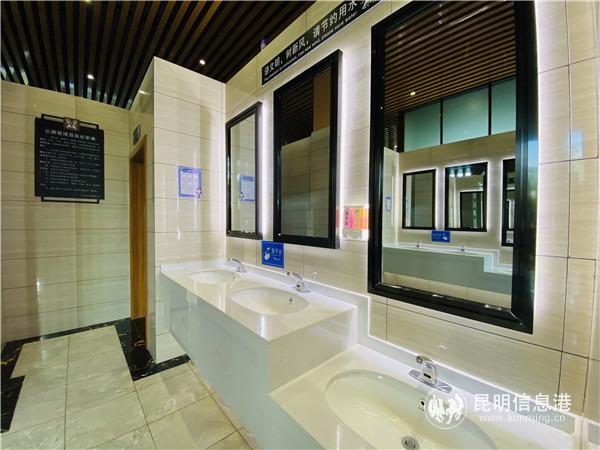 文山市鳳凰酒店對(duì)面公廁