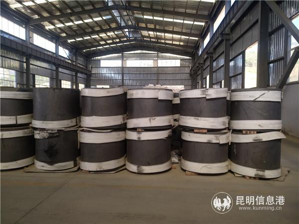 五星公司生產(chǎn)的石墨初級產(chǎn)品。記者江楓攝