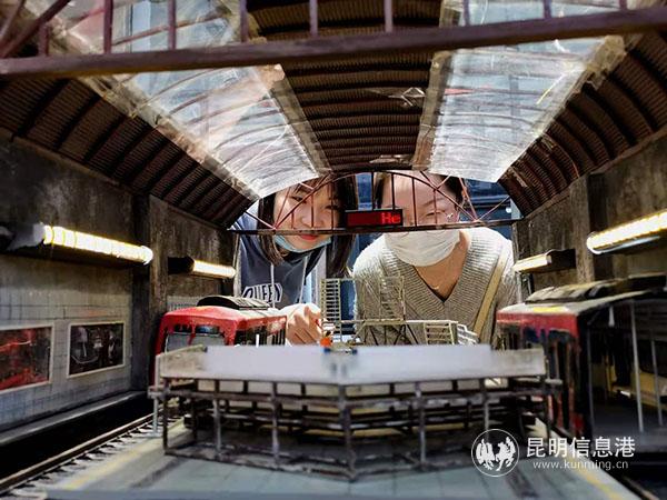 學(xué)生觀看舞臺藝術(shù)設(shè)計模型。