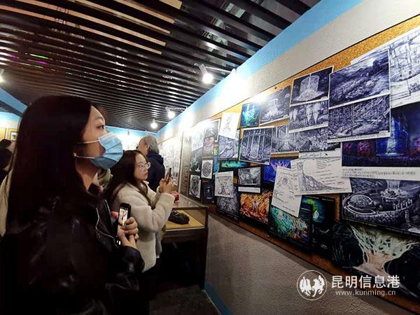 學(xué)生參觀舞臺藝術(shù)手稿設(shè)計效果圖。