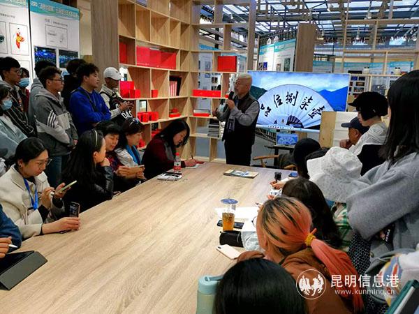 知名舞美藝術(shù)家在品味坊與學(xué)生交流。