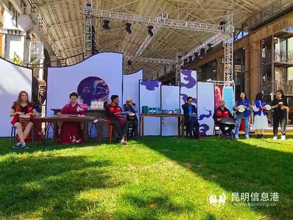 871品味坊為參會(huì)藝術(shù)家舉行獻(xiàn)茶儀式。