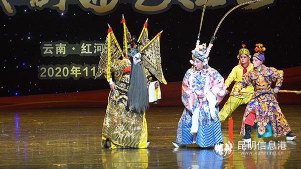 1昆明市文化館選送的傳統(tǒng)滇劇劇目《鼓滾劉封》 夏熹攝 1昆明市文化館選送的傳統(tǒng)滇劇劇目《鼓滾劉封》 夏熹攝