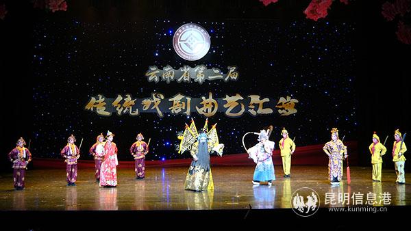 3昆明市文化館選送的傳統(tǒng)滇劇劇目《鼓滾劉封》 李旭攝 3昆明市文化館選送的傳統(tǒng)滇劇劇目《鼓滾劉封》 李旭攝