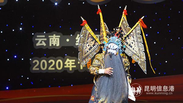 5昆明市文化館選送的傳統(tǒng)滇劇劇目《鼓滾劉封》 李旭攝 5昆明市文化館選送的傳統(tǒng)滇劇劇目《鼓滾劉封》 李旭攝