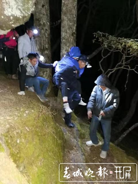 救援人員背受傷驢友徒步6小時穿越20公里原始森林 (1).jpg