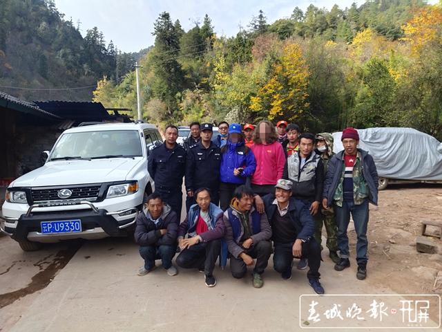 救援人員背受傷驢友徒步6小時穿越20公里原始森林 (3).jpg