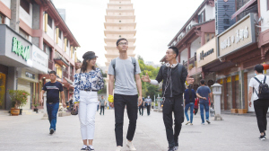 游客探訪老昆明的歷史文化。 供圖