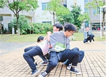 600人在大學(xué)校園里奔跑打卡 600人在大學(xué)校園里奔跑打卡