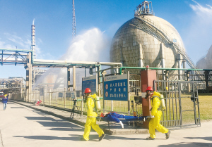 消防員找到“受困”人員后用擔(dān)架將其抬出。