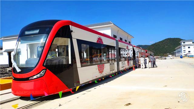 首批云南造現(xiàn)代有軌電車亮相文山_副本.jpg