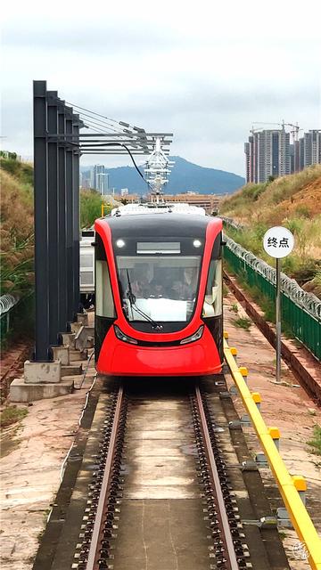 首批云南造現(xiàn)代有軌電車亮相文山1.jpg