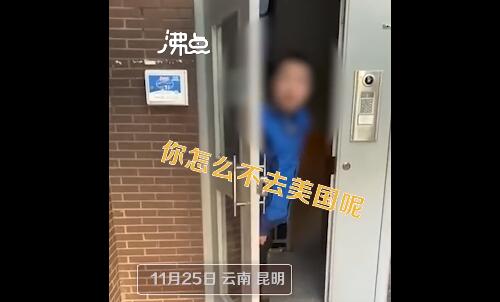 男子遛狗不栓繩鄰居提醒反被罵，鄰居：數(shù)十天前險些撞倒老人20.jpg