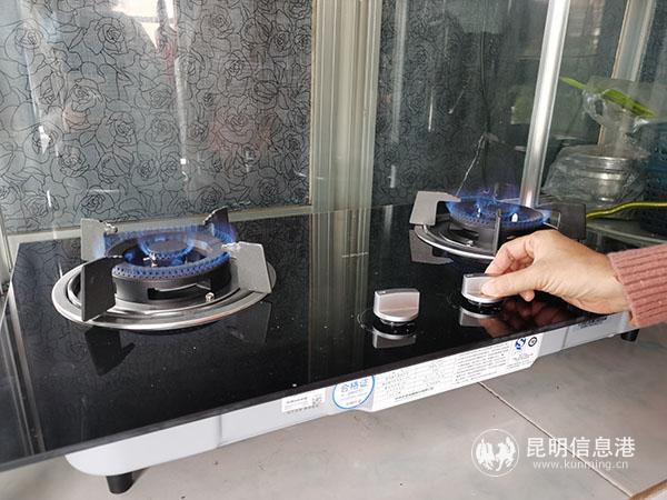 住戶展示藍(lán)火焰。