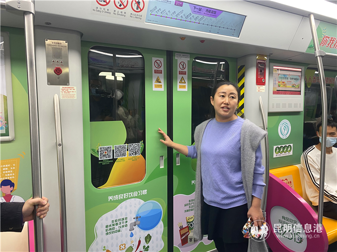 工作人員在列車上進(jìn)行講解 供圖。