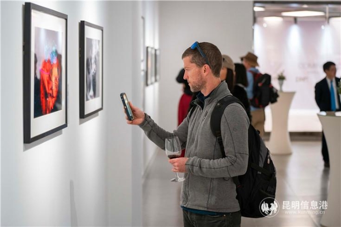 開幕酒會上參觀者邊品嘗美酒邊欣賞作品 開幕酒會上參觀者邊品嘗美酒邊欣賞作品