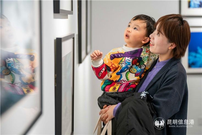 一對母子正在欣賞作品 一對母子正在欣賞作品