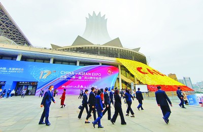 拾級而上 共創(chuàng)繁榮 拾級而上 共創(chuàng)繁榮