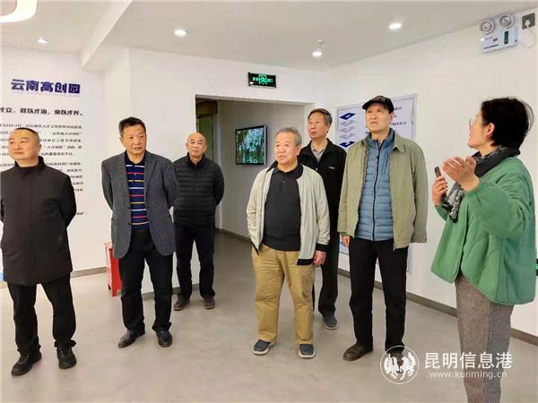 清華大學(xué)專家教授參觀云南高創(chuàng)園。記者 張薇攝