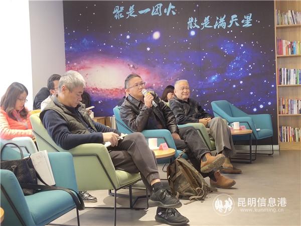 云南天成科技有限公司代表與專家交流。記者 張薇攝