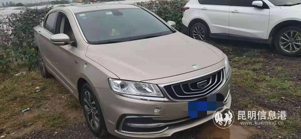 被砸車窗的車輛。供圖