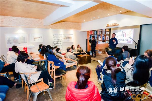 大嘴岳立”銀杏說書會“方言脫口秀現(xiàn)場