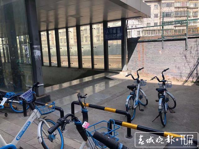 氣象局地下通道內禁止非機動車通行，市民反映通行不便