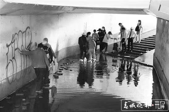 氣象局地下通道內禁止非機動車通行，市民反映通行不便