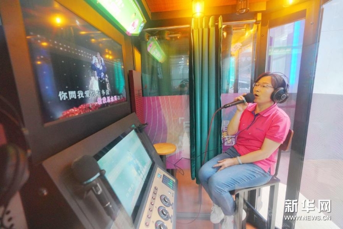 市民在湖南長(zhǎng)沙縣文化館“悅藝空間”里的唱吧亭內(nèi)唱歌（6月10日攝）。