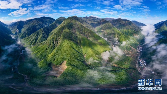 12月1日，武夷斷裂帶峽谷內(nèi)云霧繚繞，村莊若隱若現(xiàn)（無人機(jī)照片）。4