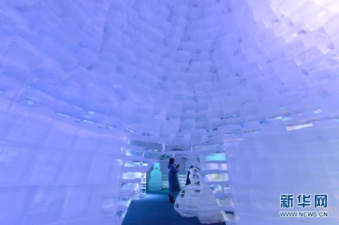 12月1日，游客在泰國春武里府暹羅冰雪世界游玩。暹羅冰雪世界位于泰國春武里府，其中的冰穹內(nèi)部保持零下10攝氏度的氣溫，使游客在地處熱帶的泰國也能夠體驗冰爽。新華社發(fā)（拉亨攝）