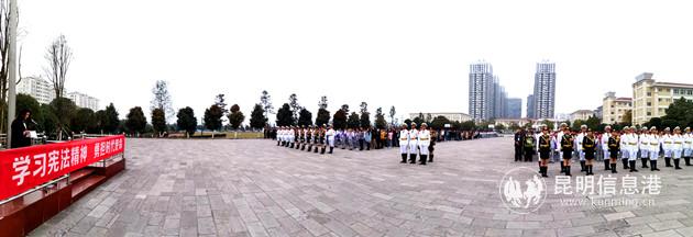 1、安寧中學(xué)利用升國(guó)旗儀式開(kāi)展學(xué)習(xí)憲法活動(dòng)_副本