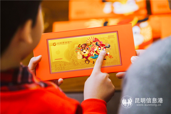 用手指搓一搓牛犇犇的牛鼻子，就會聞到牛奶糖的香味。