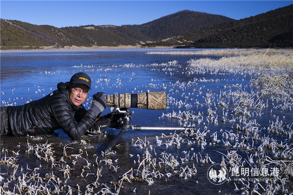 彭建生在野外拍攝時(shí)的場(chǎng)景