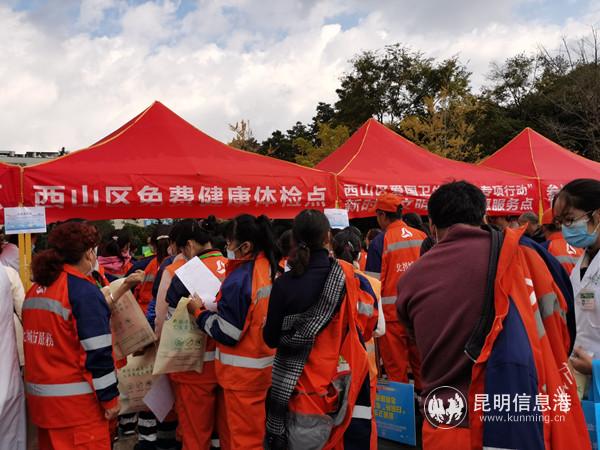 現(xiàn)場(chǎng)給市民免費(fèi)體檢 現(xiàn)場(chǎng)給市民免費(fèi)體檢