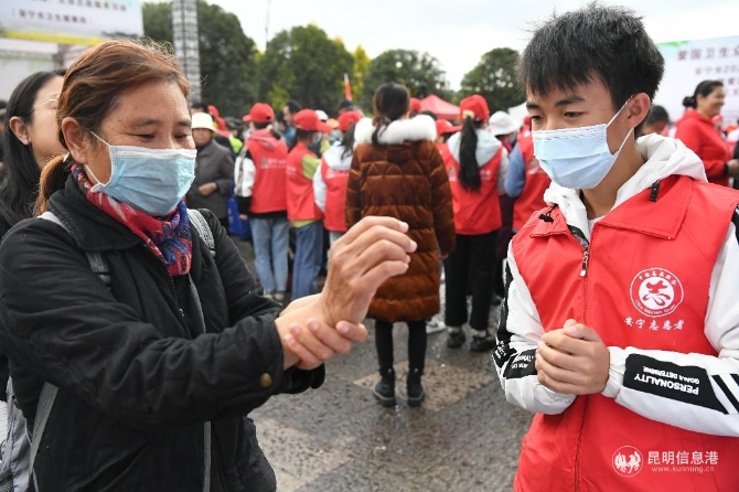 志愿者指導(dǎo)民眾科學(xué)規(guī)范洗手動(dòng)作。~1