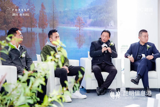 融創(chuàng)·雁來(lái)湖小鎮(zhèn)首位業(yè)主王立群（右二）