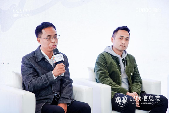 云南資深媒體人何永鋒（左）