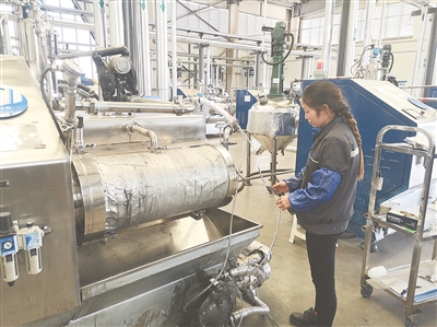 曲靖德方納米生產(chǎn)車間一角。葉倬瑋 楊韜 攝