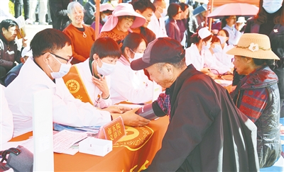 開展義診活動(dòng)。