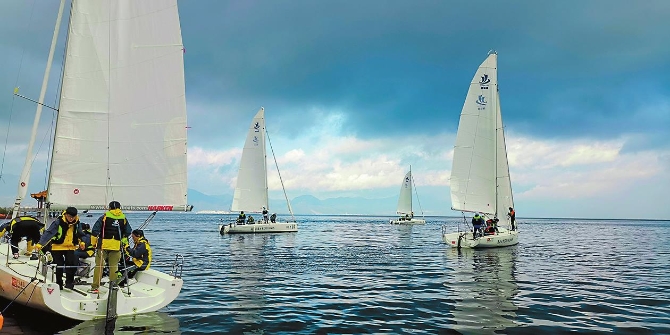 來(lái)自全國(guó)各高校商學(xué)院的12支隊(duì)伍進(jìn)行比拼