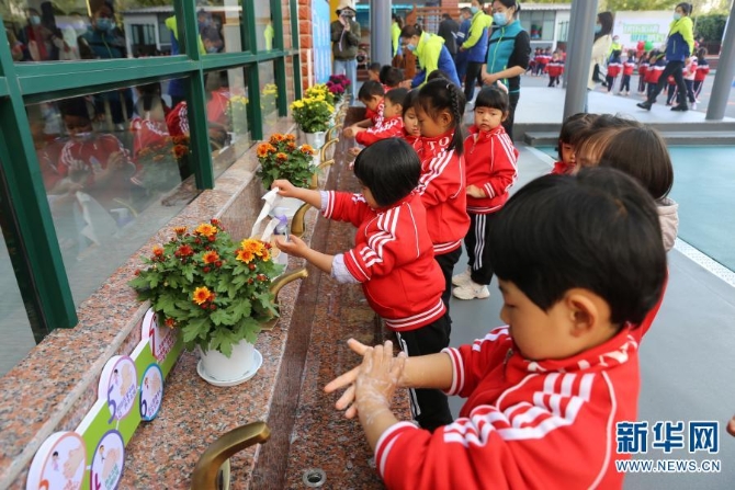 安寧市第二幼兒園洗手臺（11月17日攝）。新華網 彭雪薇 攝