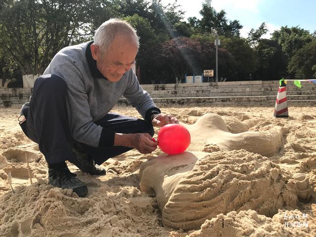 玉溪有位“沙雕爺爺” 記者 李春麗 攝