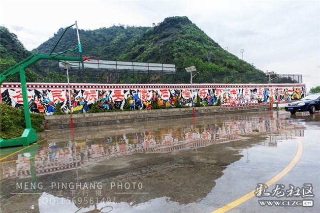 1廣場上，整幅墻面上書寫“各民族要像石榴籽那樣緊緊抱在一起”的聚目橫標，表達了祖國各民族人民團結(jié)一致齊心協(xié)力之濃情！