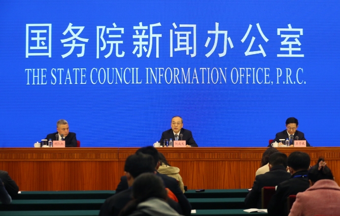 12月8日，中共云南省委書記阮成發(fā)（中），中共云南省委副書記、代省長王予波（右）等出席國務(wù)院新聞辦公室在云南省昆明市舉行新聞發(fā)布會。 中國日報記者 武曉慧 攝