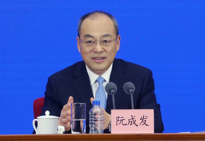 12月8日，中共云南省委書記阮成發(fā)介紹云南脫貧攻堅中的異地搬遷情況。 中國日報記者 武曉慧 攝