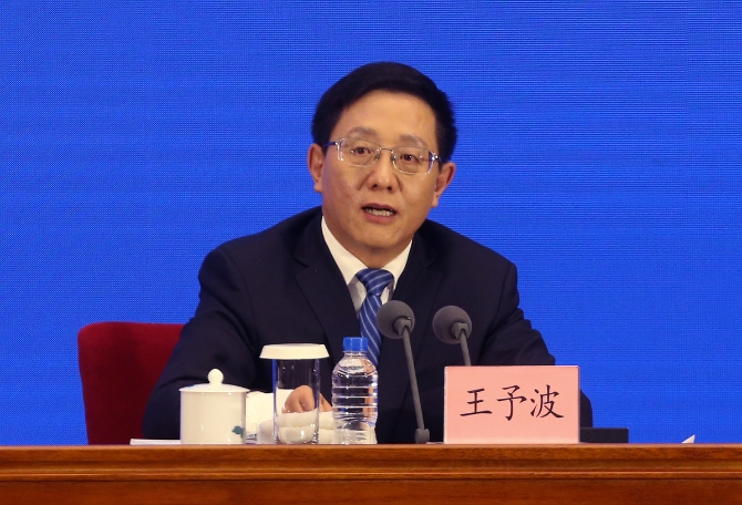 12月8日，中共云南省委副書記、代省長王予波回答記者提問，介紹云南脫貧攻堅情況。 中國日報記者 武曉慧 攝