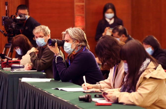 12月8日，中外媒體記者參加國新辦在昆明舉行云南脫貧攻堅情況新聞發(fā)布會。 中國日報記者 武曉慧 攝