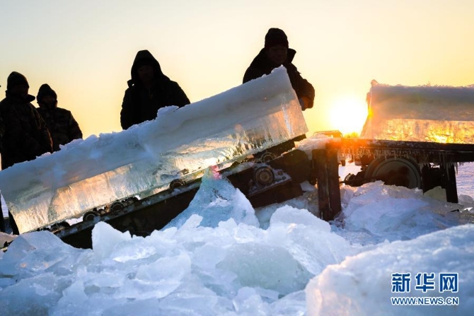 　12月7日，工人在松花江哈爾濱段江面上采冰。