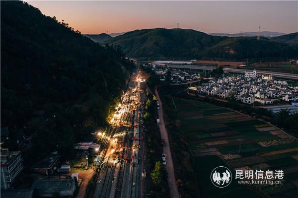 廣通至大理鐵路“擴(kuò)能大手術(shù)”穩(wěn)步推進(jìn)。通訊員蘇嶸 王一翔 顧淵 供圖